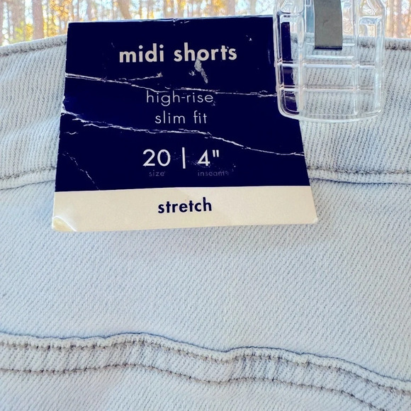 NWT Ava & Viv Light wash denim high rise shorts in size 20. Distressed hem, slim - Picture 4 of 9